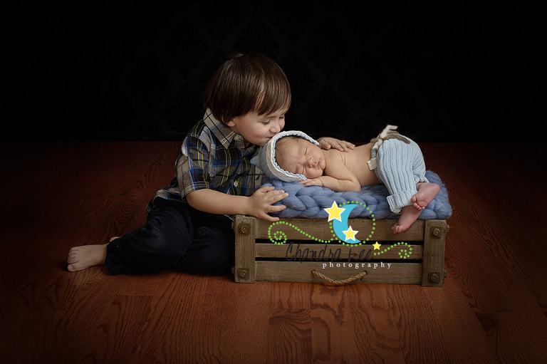 Silbing Picture kissing baby brother
