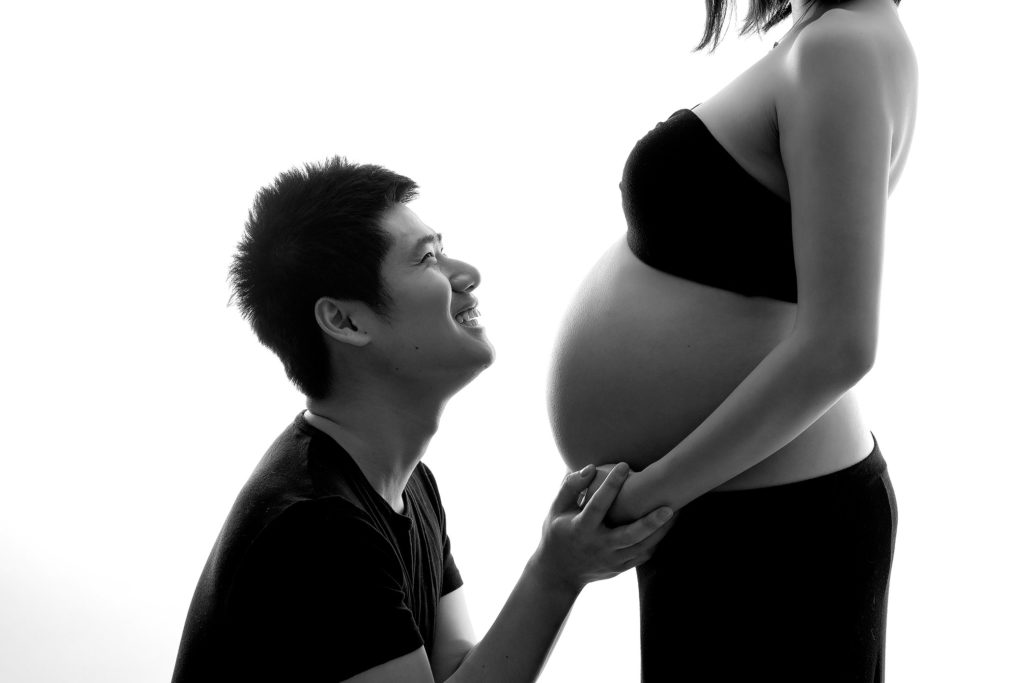 black-and-white-backlit-maternity-image